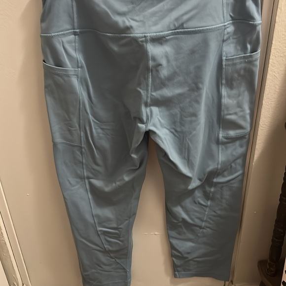Nwot victoria sport legging with 3 total pockets - Picture 5 of 5